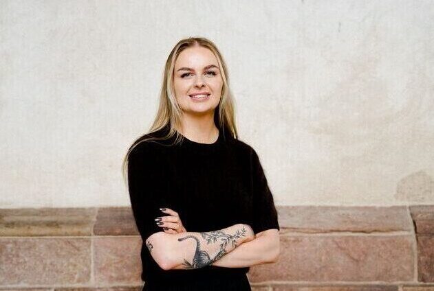 Helena Andresen som smiler med armene krydset